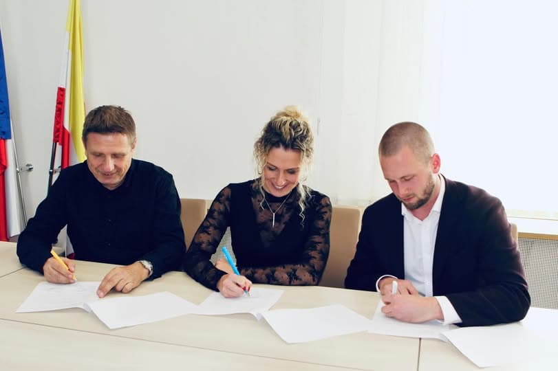 Podpis koaliční smlouvy po volbách 2022: tři lidé podepisují dokumenty u stolu na úřadě