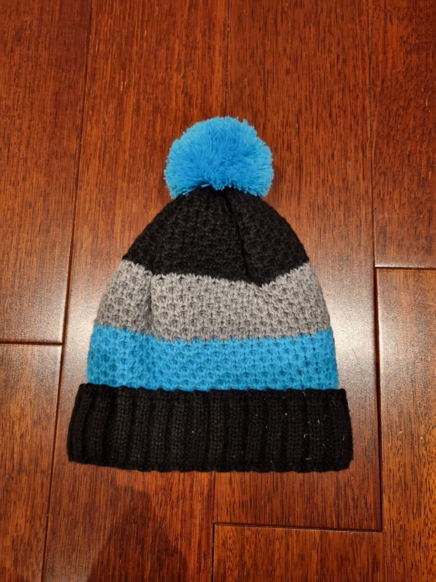 Pletená čepice s bambulí