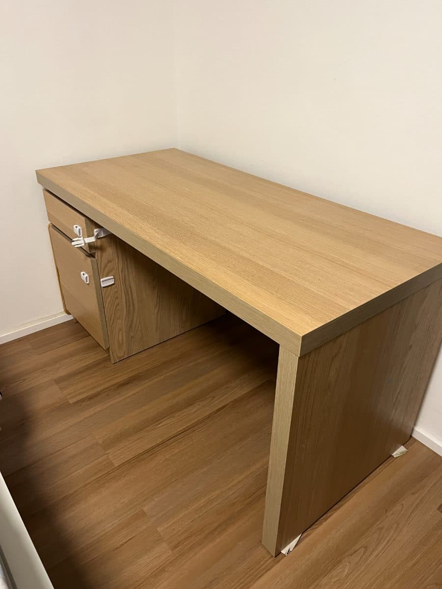 Psací stůl IKEA Malm ve světlém dubovém dekoru