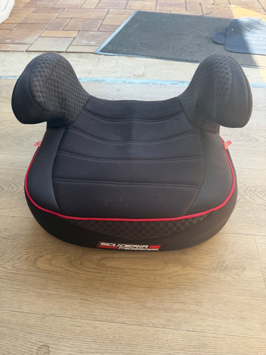 Dětský podsedák do auta Scuderia Ferrari